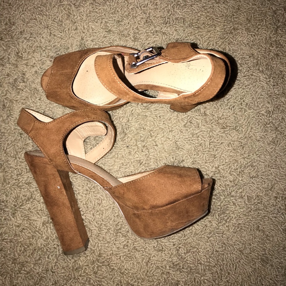 Tan chunky heel pumps size 6.5